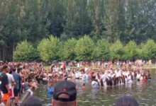 Cristianos de etnia gitana se bautizan en piscina fluvial de España