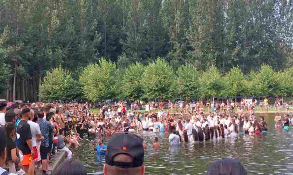 Cristianos de etnia gitana se bautizan en piscina fluvial de España