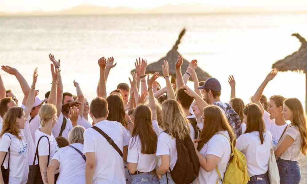 Más de 160 cristianos evangelizan a turistas en una isla de España