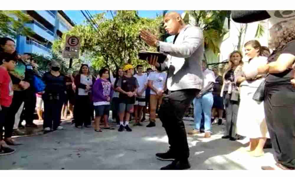 Pastor ora con alumnos frente a escuela que sufrió intento de masacre