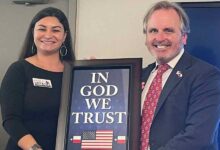 Rechazan ley de Texas que pide mostrar la frase “En Dios confiamos”