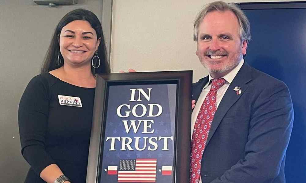 Rechazan ley de Texas que pide mostrar la frase “En Dios confiamos”