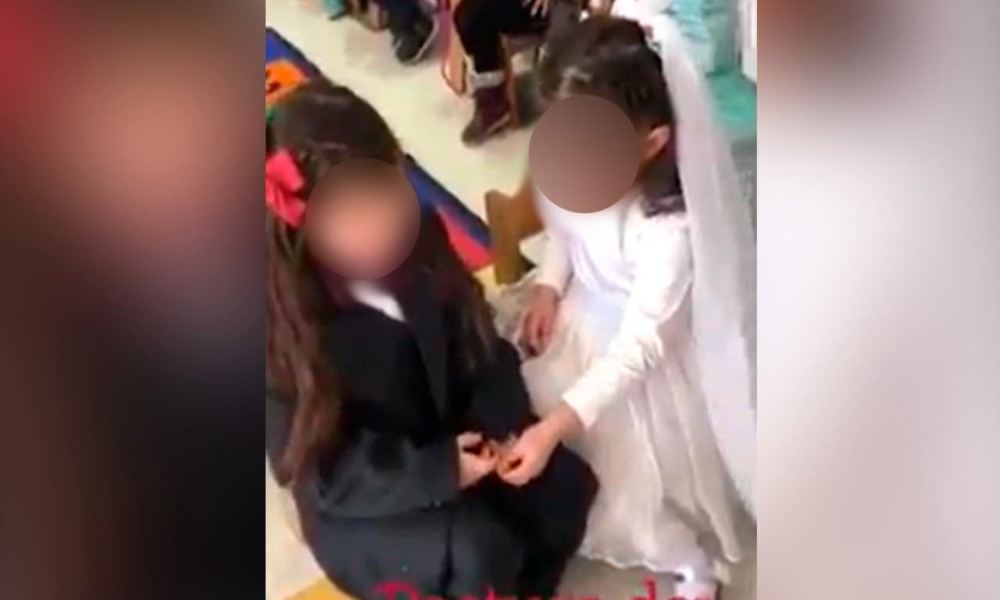 Critican a una escuela por simular una boda con dos niñas