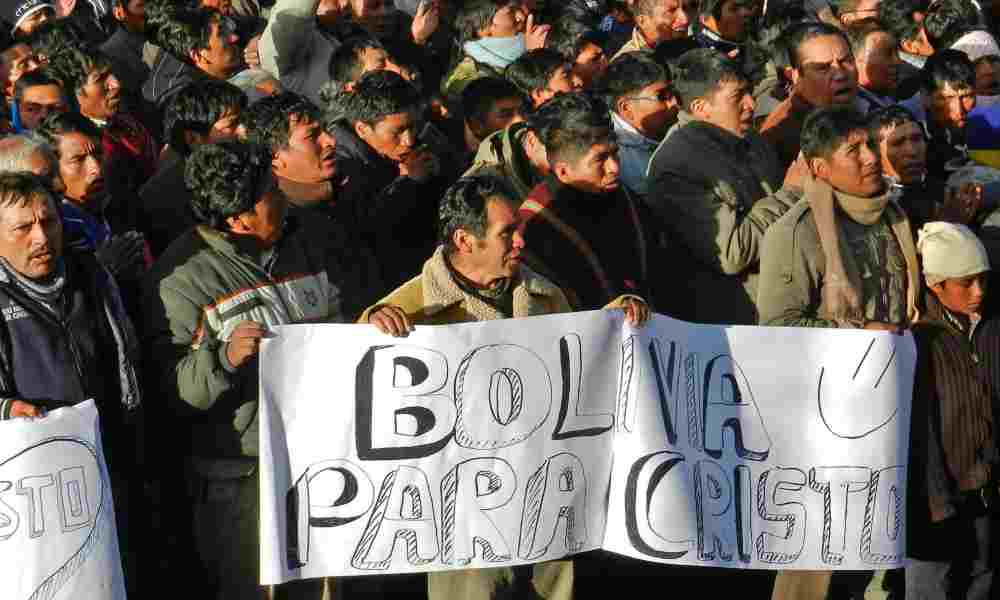 Solo 58% de encuestados en Bolivia dice ser católico y 20% evangélico