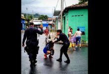 Viral: Mujer policía predica el evangelio en las calles