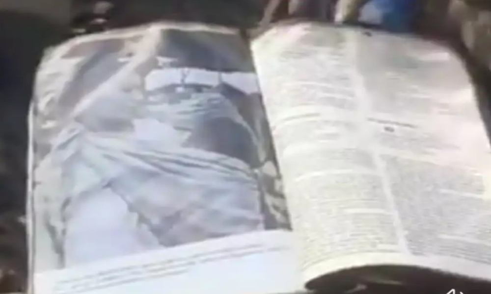 Biblia queda casi intacta tras incendio en San Felipe Orizatlán México