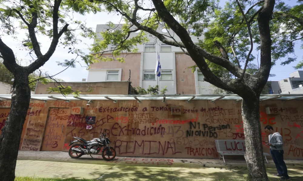 Manifestantes vandalizan embajada de Israel en México