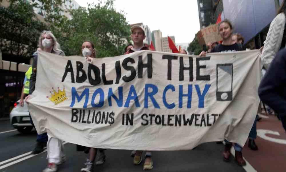 Miles en Australia protestan exigiendo el fin de la monarquía