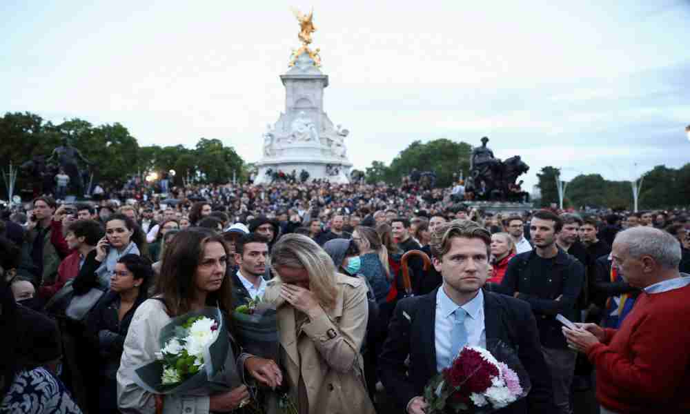 Multitud despide en Londres a la reina Isabel II, el mundo guarda luto