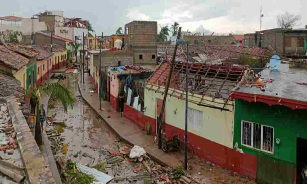 Dos muertos tras paso de huracán Roslyn en Mexico