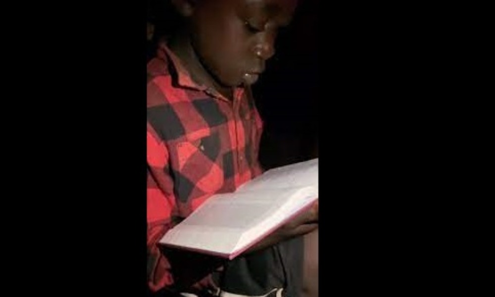 Niño de Uganda llora tras recibir su primera Biblia