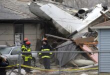 Avión se estrella contra edificio y vecinos salen ilesos: «Fue la mano de Dios»