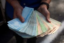 Moneda venezolana pierde la mitad de su valor tras un año de la reconversión