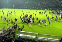 Estampida humana deja más de 120 muertos en partido de fútbol