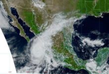 Huracán Orlene toca tierra en México este lunes