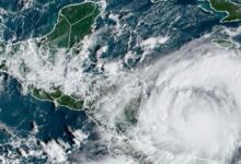 Julia se convierte en huracán categoría 1 frente a Nicaragua