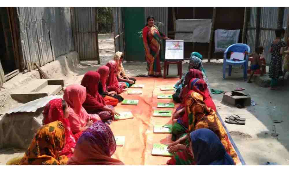 Maestra usa la Biblia para enseñar a leer a mujeres en Bangladesh