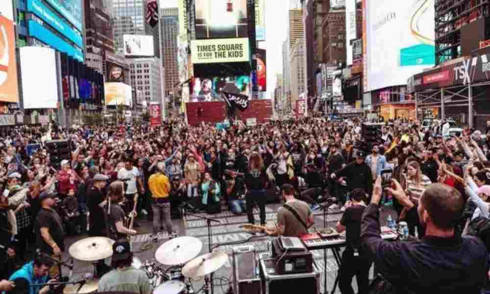 Miles se reúnen en Times Square para adorar a Jesús