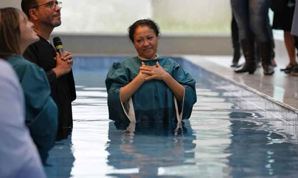 Mujer sorda se convierte y es bautizada tras adorar en lenguaje de señas
