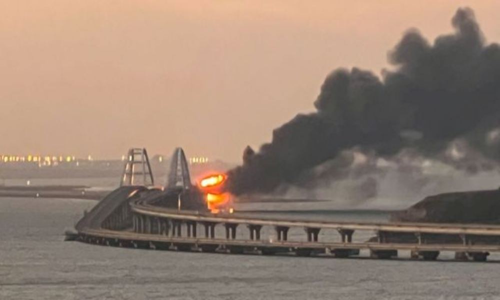 Camión bomba destruye parte del puente que une a Rusia con Crimea