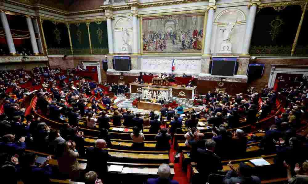 Francia da el primer paso para blindar el derecho al aborto