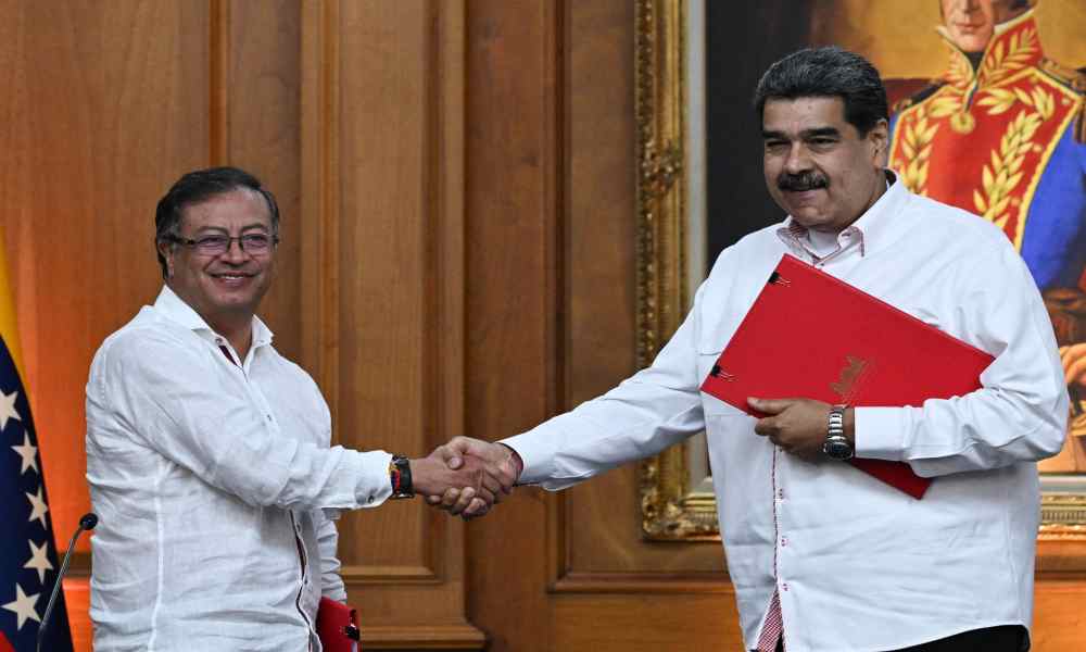 Gustavo Petro se reúne con Maduro en Caracas y firman acuerdos
