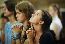 Informe: Orar beneficia la salud mental de los jóvenes