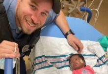 Policías salvan a una bebé de un mes de nacida que dejó de respirar: “El héroe de mi hija”