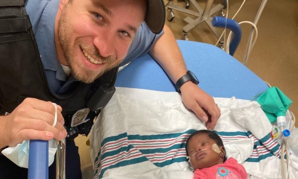 Policías salvan a una bebé de un mes de nacida que dejó de respirar: “El héroe de mi hija”