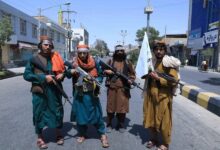 Talibanes azotan a 3 mujeres en público en estadio de fútbol