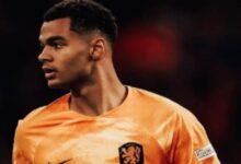 Jugador de Holanda evangeliza a su selección en el vestuario