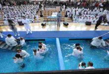 Cientos de personas son bautizadas en Brasil