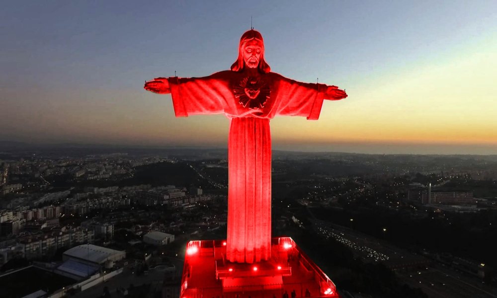 Más de 600 edificios se iluminaron de rojo por los cristianos perseguidos