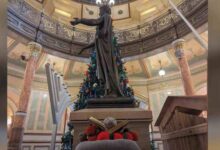 Satanistas instalan ‘exhibición navideña’ en el Capitolio de Illinois