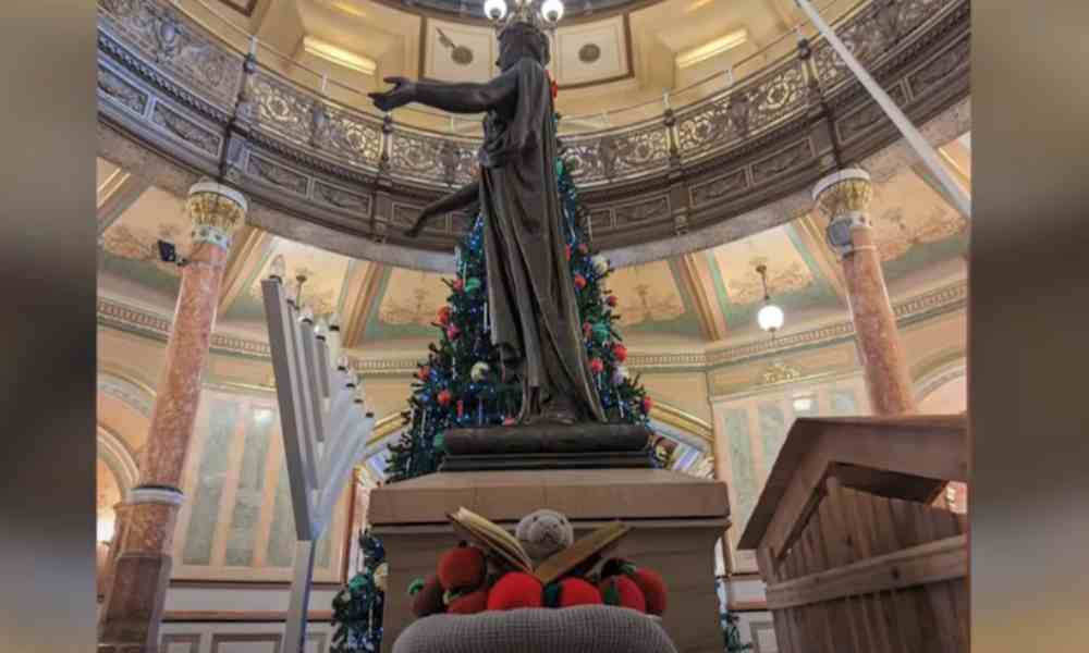 Satanistas instalan ‘exhibición navideña’ en el Capitolio de Illinois