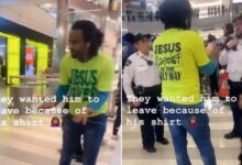 Obligan a un hombre a quitarse una camisa cristiana en EE.UU.