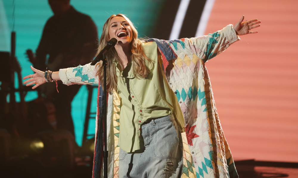 Cantante cristiana Lauren Daigle ayudó a miles de personas en ayudas a ONG en 2022