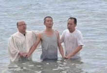 Cristianos son atacados con piedras durante bautismo en China