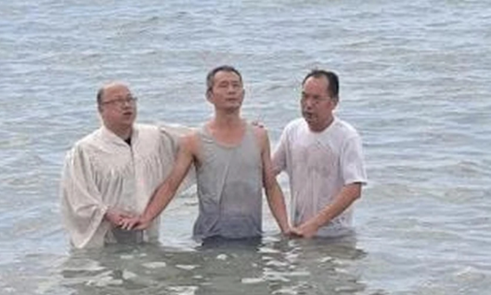 Cristianos son atacados con piedras durante bautismo en China