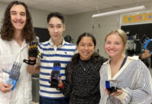 Estudiantes de secundaria construyen mano robótica para compañero y cambian su vida