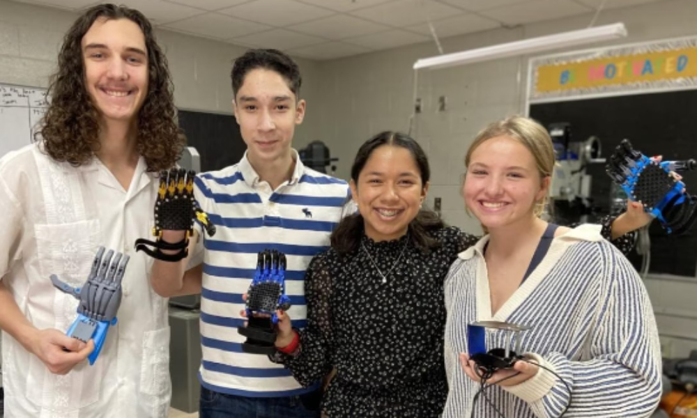 Estudiantes de secundaria construyen mano robótica para compañero y cambian su vida