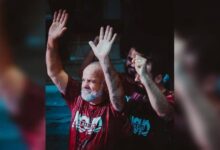 Pastor llora al ver a su padre llegar de sorpresa para ser bautizado