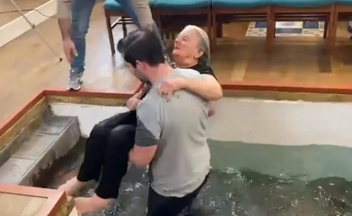 Pastor bautiza a anciana de 77 años: “! Jesús siempre gana!”
