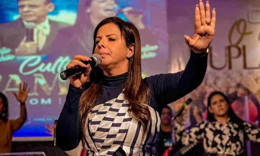 Suegra de cantante de góspel se hace cargo de la iglesia tras el arresto de su marido