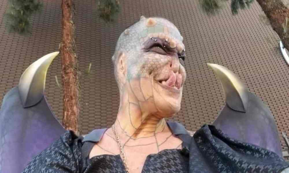 Hombre de 61 años gasta fortuna para transformarse en un dragón no binario