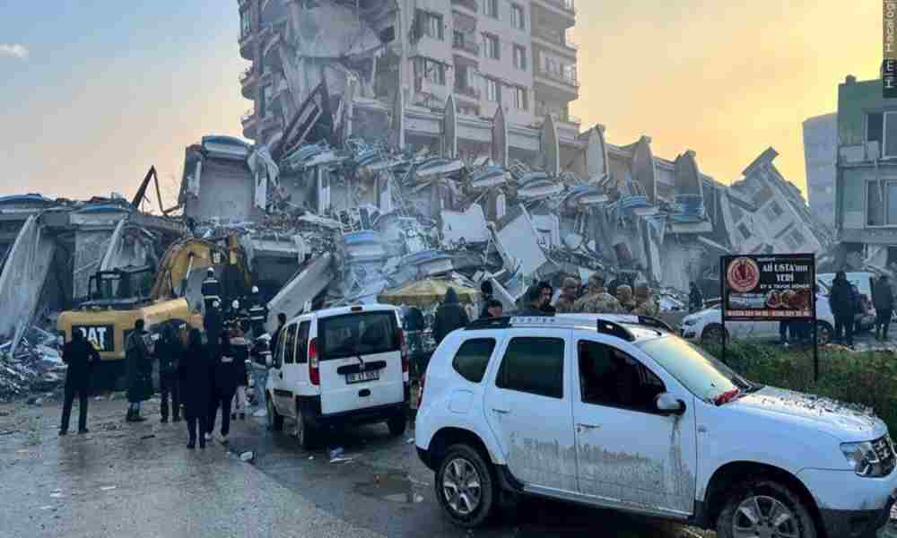Turquía investiga a contratistas mientras muertes por terremoto ascienden a 33 mil