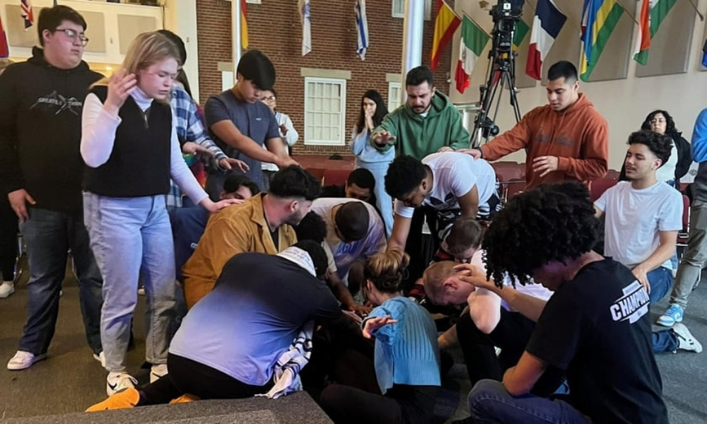 Avivamiento llega a otras tres universidades y lleva a 27 estudiantes a Cristo
