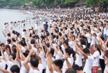 “Avivamiento”: Cientos de personas se bautizan en una playa en Filipinas