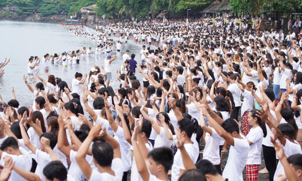 “Avivamiento”: Cientos de personas se bautizan en una playa en Filipinas