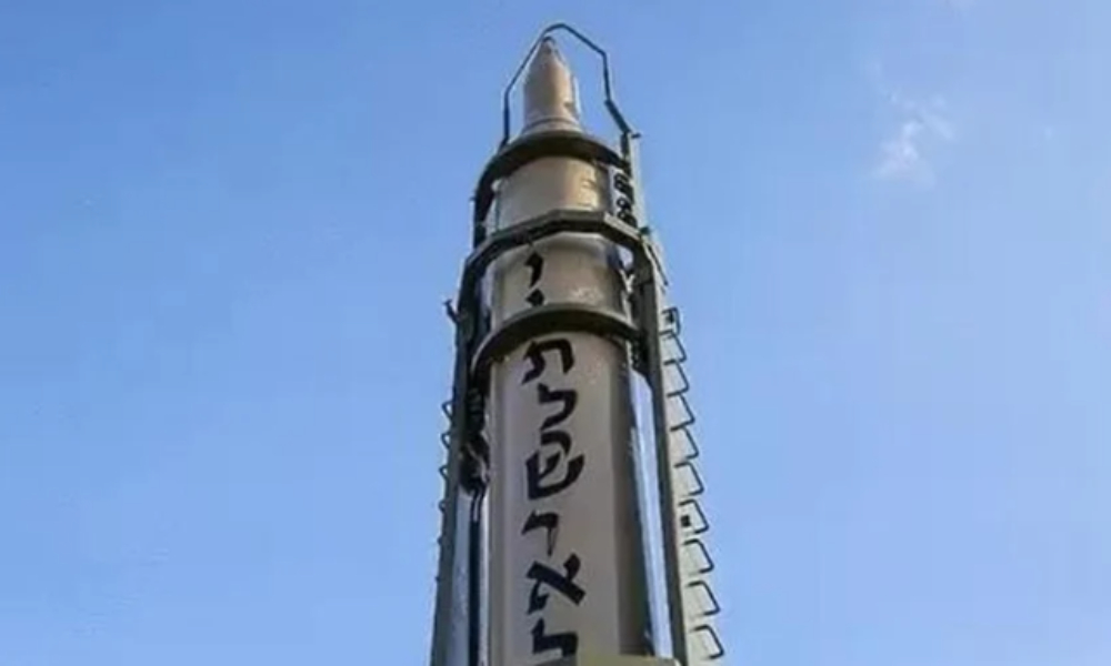 Irán exhibe misil con escrito en el costado que dice: “Muerte a Israel”
